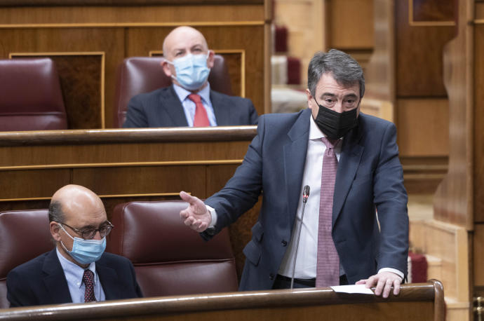 Aitor Esteban cree que hay medidas que el Gobierno español puede tomar para paliar la subida de los combustibles al margen de Europa