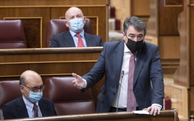Aitor Esteban cree que hay medidas que el Gobierno español puede tomar para paliar la subida de los combustibles al margen de Europa