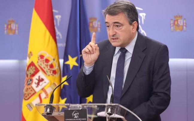 El portavoz del PNV, Aitor Esteban, durante una comparecencia. El portavoz del PNV, Aitor Esteban, durante una comparecencia.