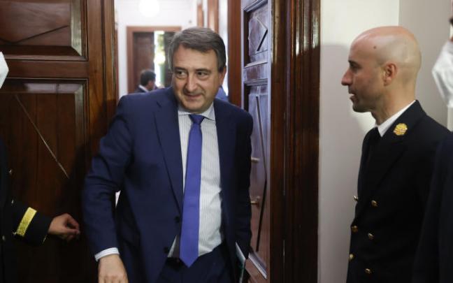 El portavoz del PNV en el Congreso, Aitor Esteban, a la salida de la comisión de secretos El portavoz del PNV en el Congreso, Aitor Esteban, a la salida de la comisión de secretos