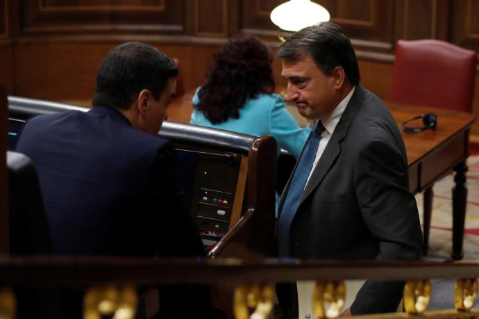 Pedro Sánchez y Aitor Esteban conversan en el Congreso
