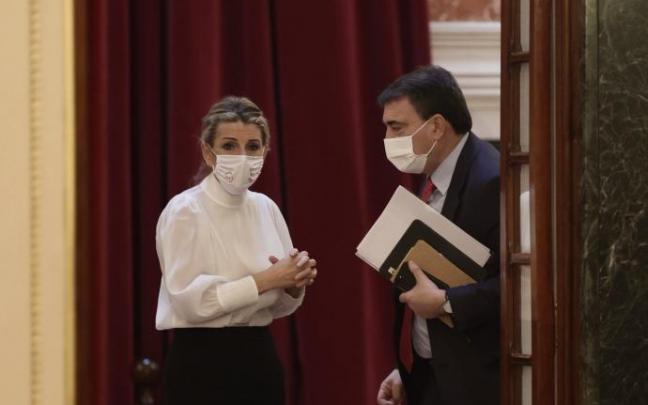 El portavoz del PNV en el Congreso, Aitor Esteban, junto a la ministra de Trabajo, Yolanda Díaz El portavoz del PNV en el Congreso, Aitor Esteban, junto a la ministra de Trabajo, Yolanda Díaz