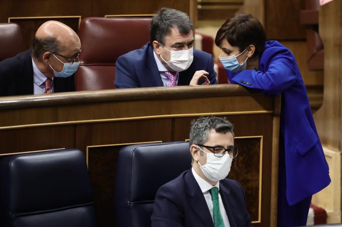 El portavoz del PNV en el Congreso de los Diputados, Aitor Esteban, con la ministra Rodríguez y con Bolaños delante de su escaño