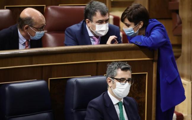 El portavoz del PNV en el Congreso de los Diputados, Aitor Esteban, con la ministra Rodríguez y con Bolaños delante de su escaño