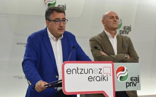 El portavoz del PNV en el Congreso, Aitor Esteban, junto al diputado Joseba Agirretxea, en Sabin Etxea.