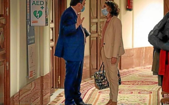 Aitor Esteban conversa con la ministra de Hacienda, María Jesús Montero