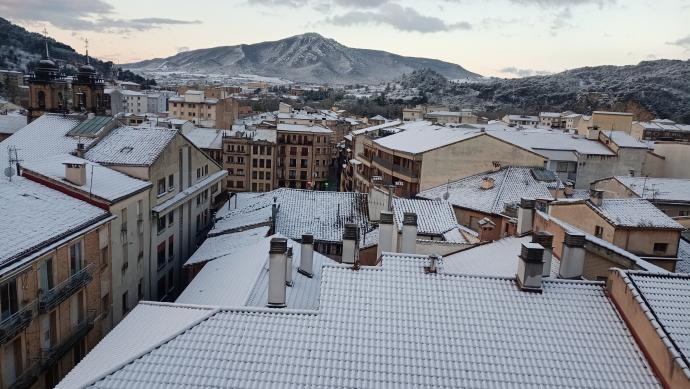 Vista de Estella-Lizarra: a las 8.30 seguía nevando en la Ciudad del Ega.