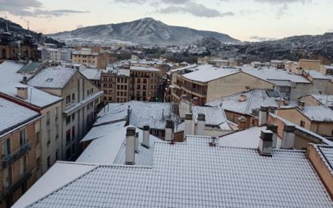 Vista de Estella-Lizarra: a las 8.30 seguía nevando en la Ciudad del Ega. Vista de Estella-Lizarra: a las 8.30 seguía nevando en la Ciudad del Ega.