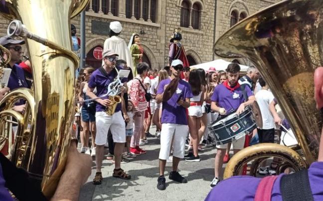 La txaranga Jurramendi tras el cohete lanzado por las quintas del 92 y 93, al fondo la Comparsa de Gigantes y Cabezudos