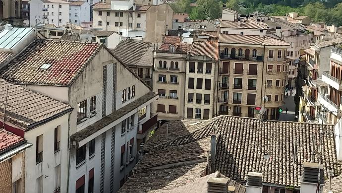 Vistas de las viviendas de la plaza de os Fueros desde el barrio de Lizarra.