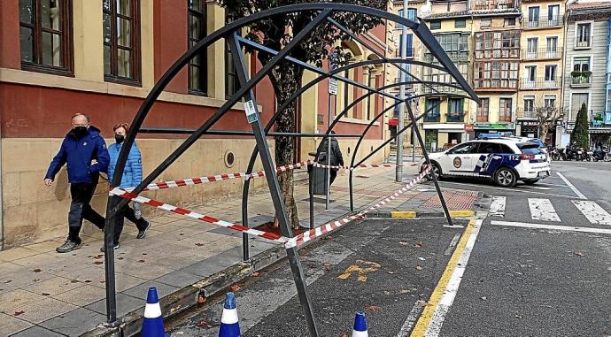 Estructura que servirá de aparcamiento para motos municipales y dará cabida también a bicis eléctricas. Foto: J.A.