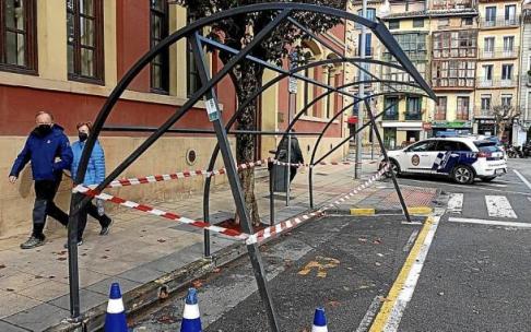 Estructura que servirá de aparcamiento para motos municipales y dará cabida también a bicis eléctricas. Foto: J.A.