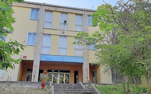 Acceso al albergue Oncineda, el antiguo instituto que cuenta con wifi y donde los asistentes podrán estudiar este verano. Foto: J.A.