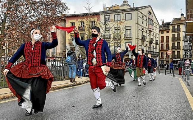 Dantzanris de Ibai Ega cruzan el río Ega por el puente de la Azucarera rumbo a San Pedro de la Rúa.