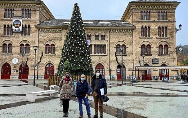 San Martín, Flamarique y Ezkurra, ayer, delante del nuevo abeto en la Coronación.