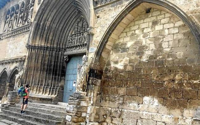 Un peregrino admira la portada del templo del Santo Sepulcro cerrado al culto. Foto: J.A.