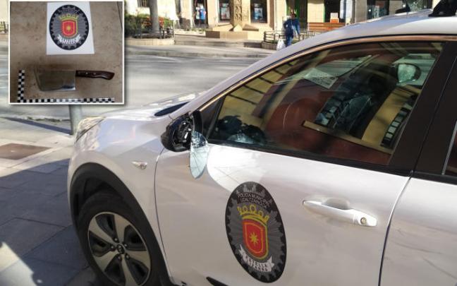 Daños en el vehículo de Policía Municipal de Estella-Lizarra y el machete que se empleó.