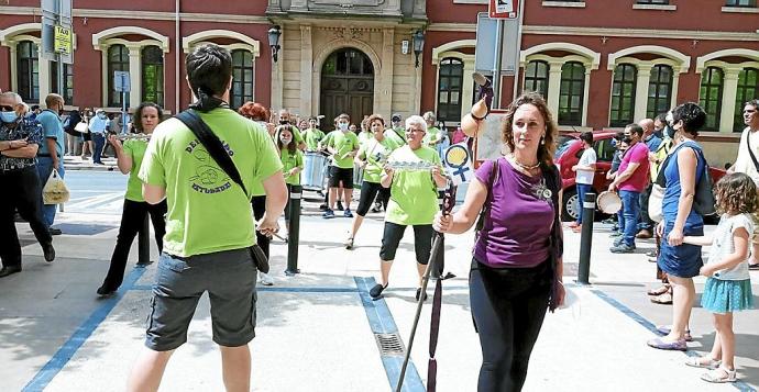 Aisha Montero con el bastón de peregrina seguida de la batucada Batukartean en el ayuntamiento.