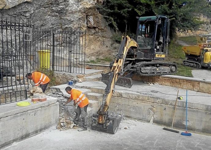 Obras de conexión de la piscina con el manantial de la cueva de Longinos. Foto: J.I.