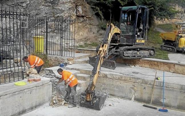 Obras de conexión de la piscina con el manantial de la cueva de Longinos. Foto: J.I.