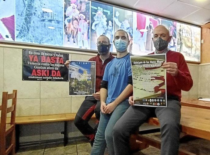 Andrés Díaz de Cerio (i), Mikel Andueza (centro) y Julio Sucunza (d.) con los carteles de las cabalgatas.