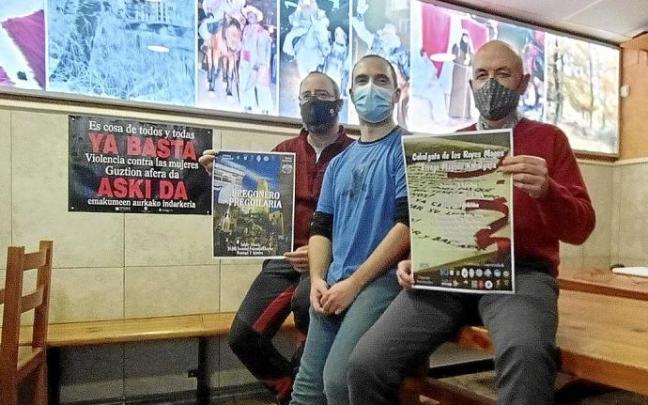 Andrés Díaz de Cerio (i), Mikel Andueza (centro) y Julio Sucunza (d.) con los carteles de las cabalgatas.