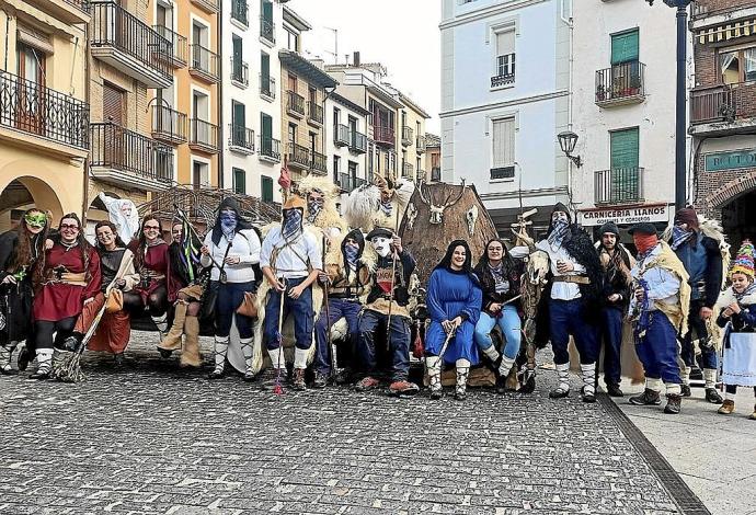 Alguna de las carrozas del Carnaval Rural, ayer a la mañana en la Plaza de Santiago.