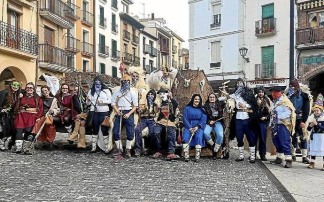 Alguna de las carrozas del Carnaval Rural, ayer a la mañana en la Plaza de Santiago.