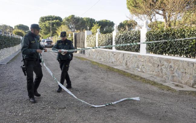 Agentes de la Guardia Civil, en el exterior del chalet que la Policía Científica registra.