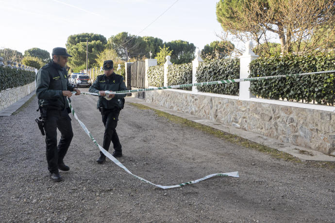 Dos agentes de la Guardia Civil precintan el acceso a la callé del chalé de Óscar S..