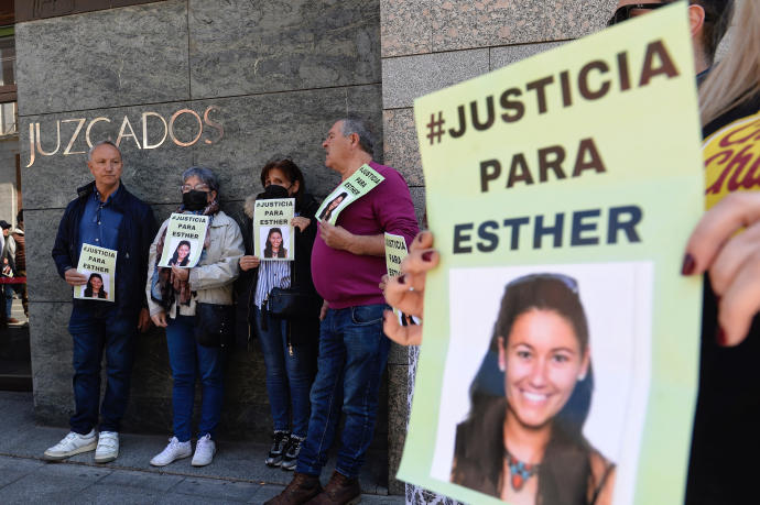 Amigos y familiares de Esther López se concentran a las puertas del juzgado.