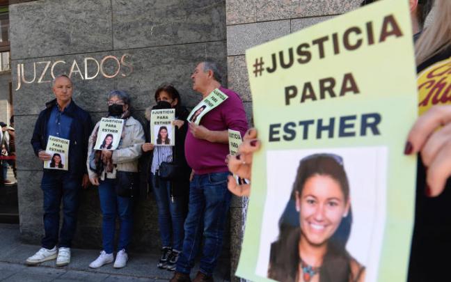 Amigos y familiares de Esther López se concentran a las puertas del juzgado. Amigos y familiares de Esther López se concentran a las puertas del juzgado.
