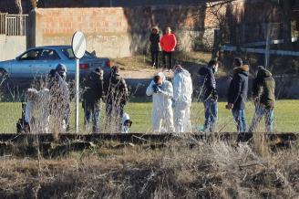 Agentes de la Guardia Civil investigan el hallazgo del cadáver.