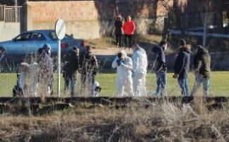 Agentes de la Guardia Civil investigan el hallazgo del cadáver.