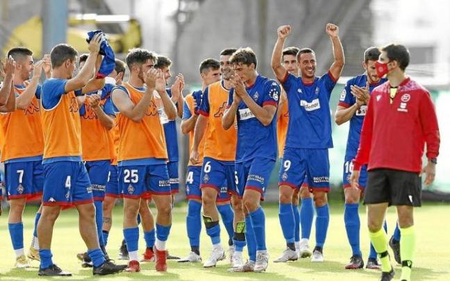 Los jugadores del Amorebieta celebran su primera victoria en LaLiga SmartBank. Foto: Borja Guerrero Los jugadores del Amorebieta celebran su primera victoria en LaLiga SmartBank. Foto: Borja Guerrero