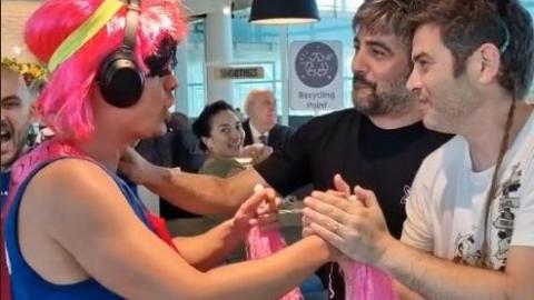 El joven, cuando descubre que tiene enfrente a los Estopa. El joven, cuando descubre que tiene enfrente a los Estopa.