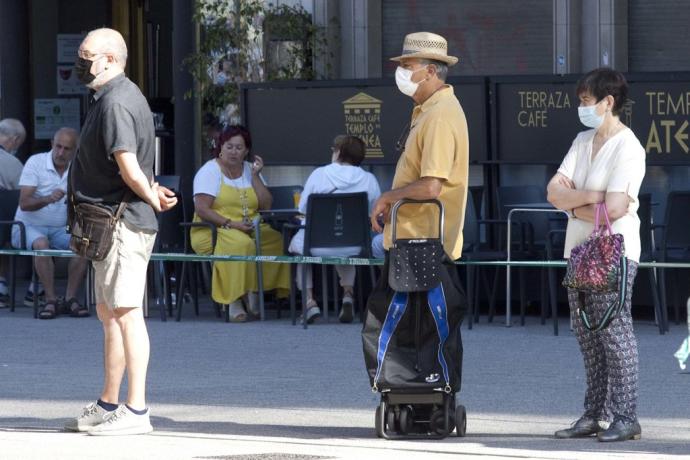 Personas en la calle de Vitoria, ajenas a esta información.