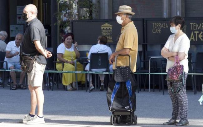 Personas en la calle de Vitoria, ajenas a esta información.