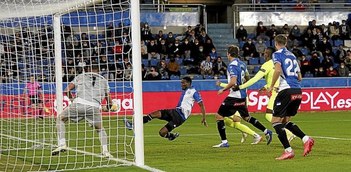 Mamadou Loum marca el tanto que le dio la victoria al Deportivo Alavés en su partido ante el Elche en Mendizorroza. Foto: Iñigo Foronda