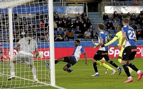 Mamadou Loum marca el tanto que le dio la victoria al Deportivo Alavés en su partido ante el Elche en Mendizorroza. Foto: Iñigo Foronda