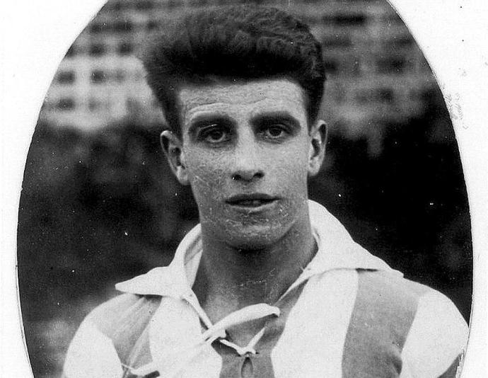 Simón Lecue nació en Arrigorriaga en 1912 y debutó en el Deportivo Alavés con 18 años. Como albiazul, antes de ser traspasado al Betis, jugó dos temporadas en Primera División, disputando 36 partidos ligueros y marcando 6 goles. Fue 7 veces internacional