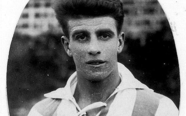 Simón Lecue nació en Arrigorriaga en 1912 y debutó en el Deportivo Alavés con 18 años. Como albiazul, antes de ser traspasado al Betis, jugó dos temporadas en Primera División, disputando 36 partidos ligueros y marcando 6 goles. Fue 7 veces internacional Simón Lecue nació en Arrigorriaga en 1912 y debutó en el Deportivo Alavés con 18 años. Como albiazul, antes de ser traspasado al Betis, jugó dos temporadas en Primera División, disputando 36 partidos ligueros y marcando 6 goles. Fue 7 veces internacional