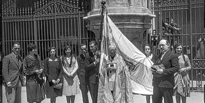 28 de junio de 1928. Directivos, presidente, 'modistillas', el párroco de San Miguel y Jacinto Quincoces tras la bendición de la bandera donada al Deportivo Alavés. Foto: Archivo Municipal de Vitoria: Ceferino Yanguas.