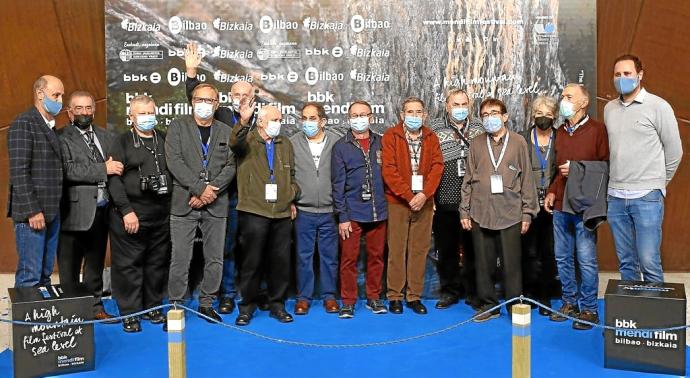 Representantes del Mendi Film posan junto a los protagonistas navarros y polacos de 'Mendiak-1976'. Foto: Borja Guerrero