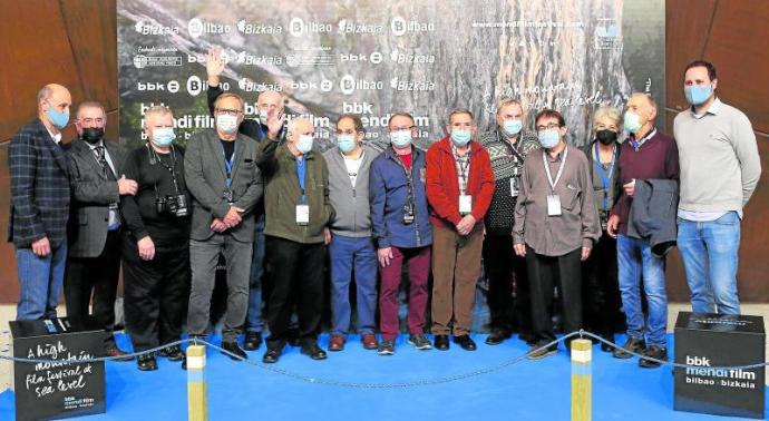 Representantes del Mendi Film, con los protagonistas navarros y polacos de 'Mendiak-1976'.