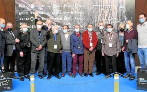 Representantes del Mendi Film, con los protagonistas navarros y polacos de 'Mendiak-1976'. Representantes del Mendi Film, con los protagonistas navarros y polacos de 'Mendiak-1976'.