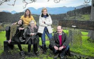 La alcaldesa, su hijo y un amigo, su ayudante y una emprendedora.