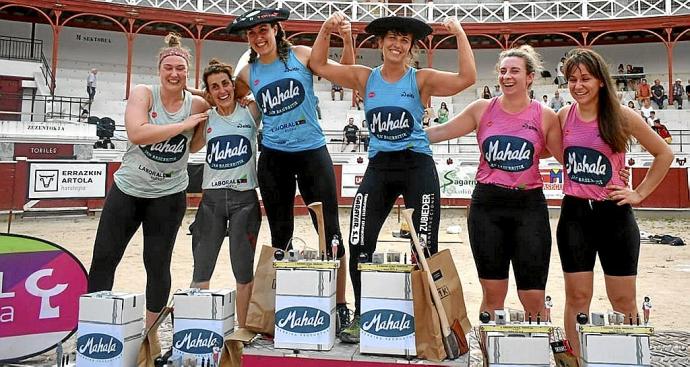 Lucía Orbe, Garazi Arruti, Nerea Arruti, Amalur Arbelaitz, Karmele Gisasola y Uxue Ansorregi, en la plaza de toros de Tolosa. Foto: N.G.