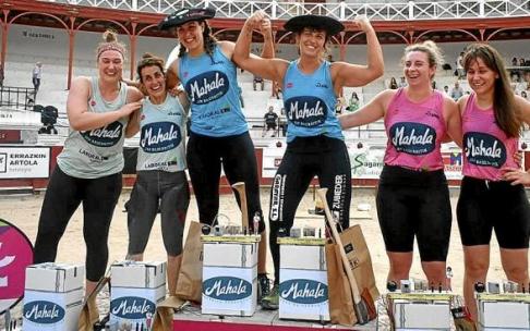 Lucía Orbe, Garazi Arruti, Nerea Arruti, Amalur Arbelaitz, Karmele Gisasola y Uxue Ansorregi, en la plaza de toros de Tolosa. Foto: N.G.
