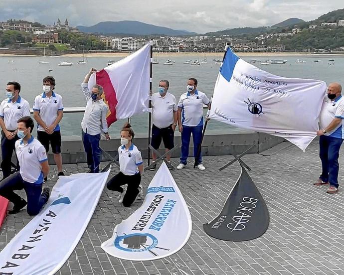 Donostiarra taldeko eta Udaleko ordezkariek larunbat honetako banderak erakutsi dituzte. Argazkia: N.G.